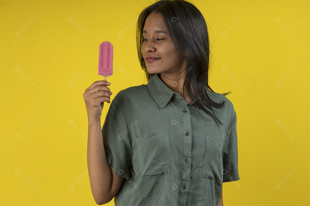 Jovem olhando pra seu picolé de morango