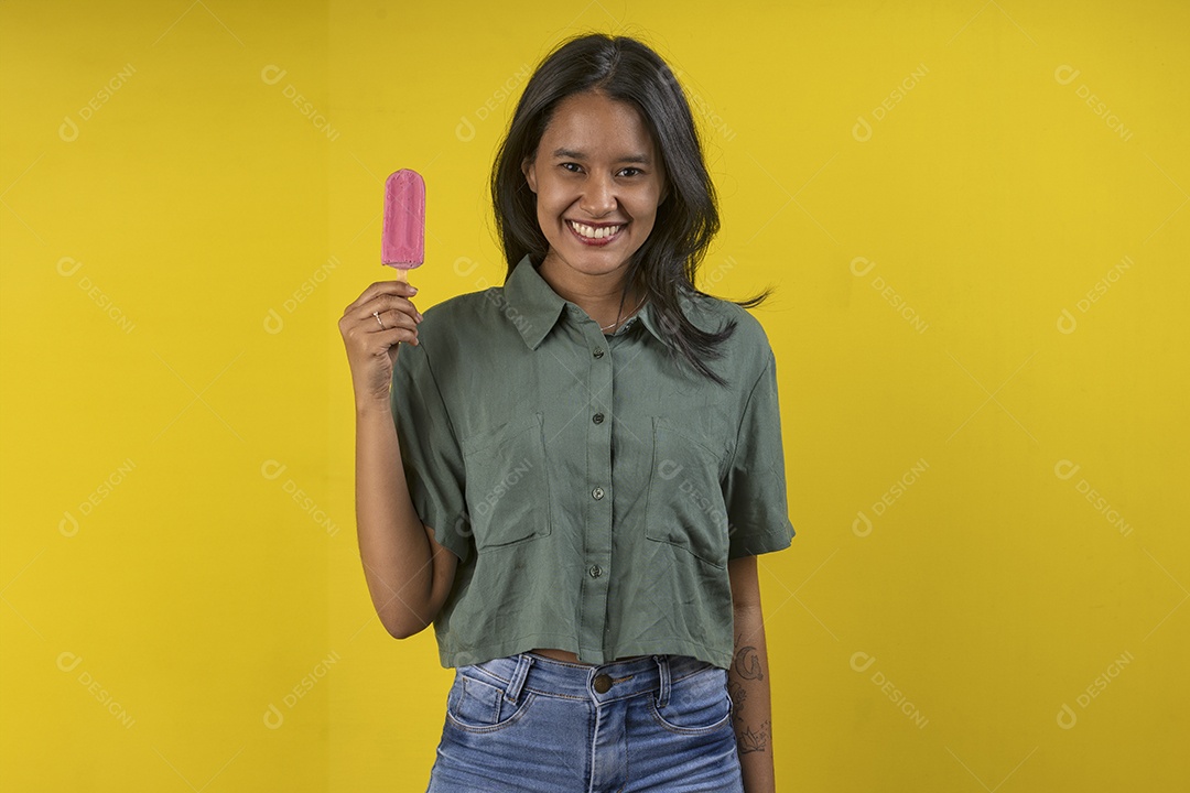 Jovem feliz com picolé nas mão