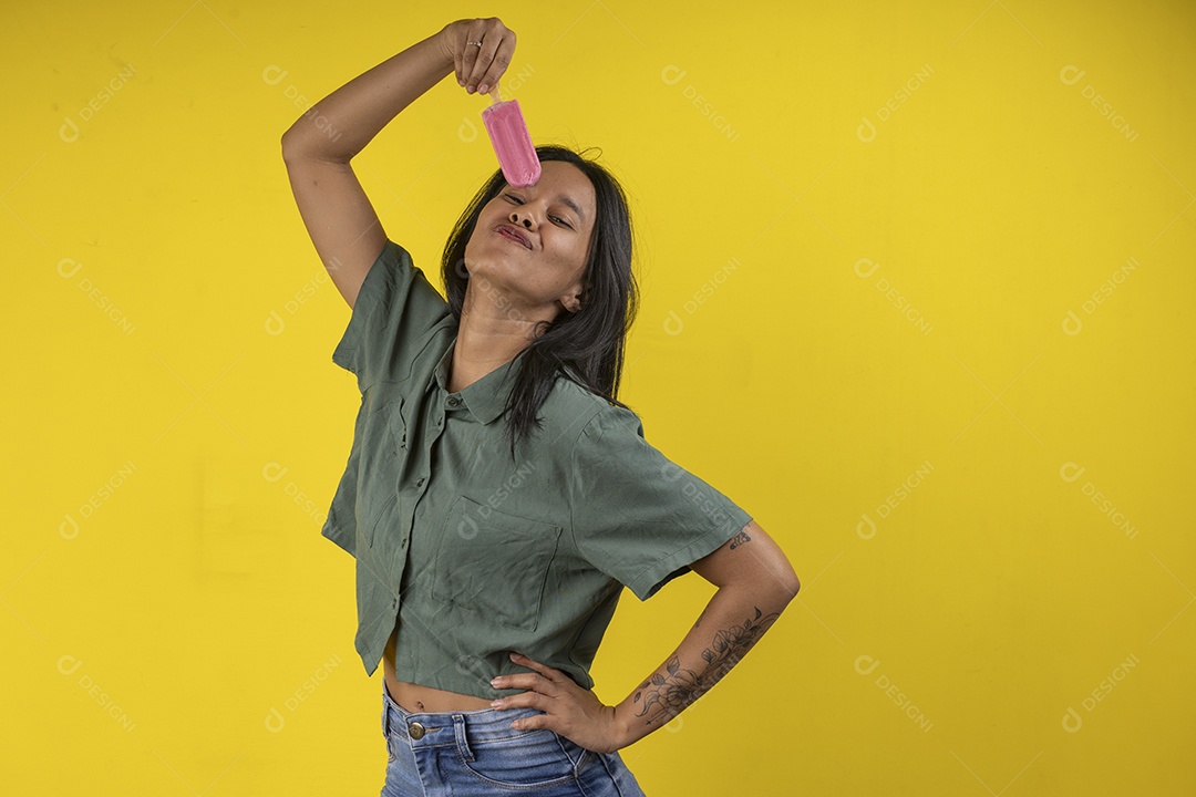 Jovem se deliciando com picolé