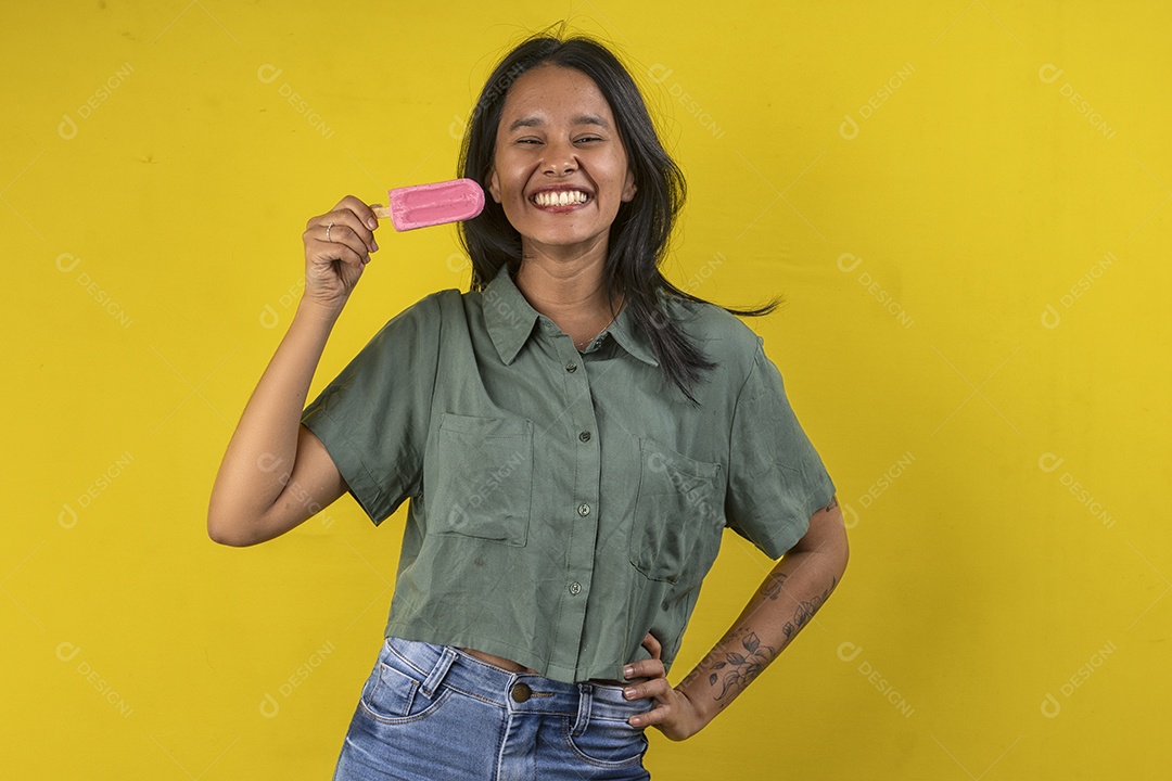 Jovem feliz com seu picolé nas mão