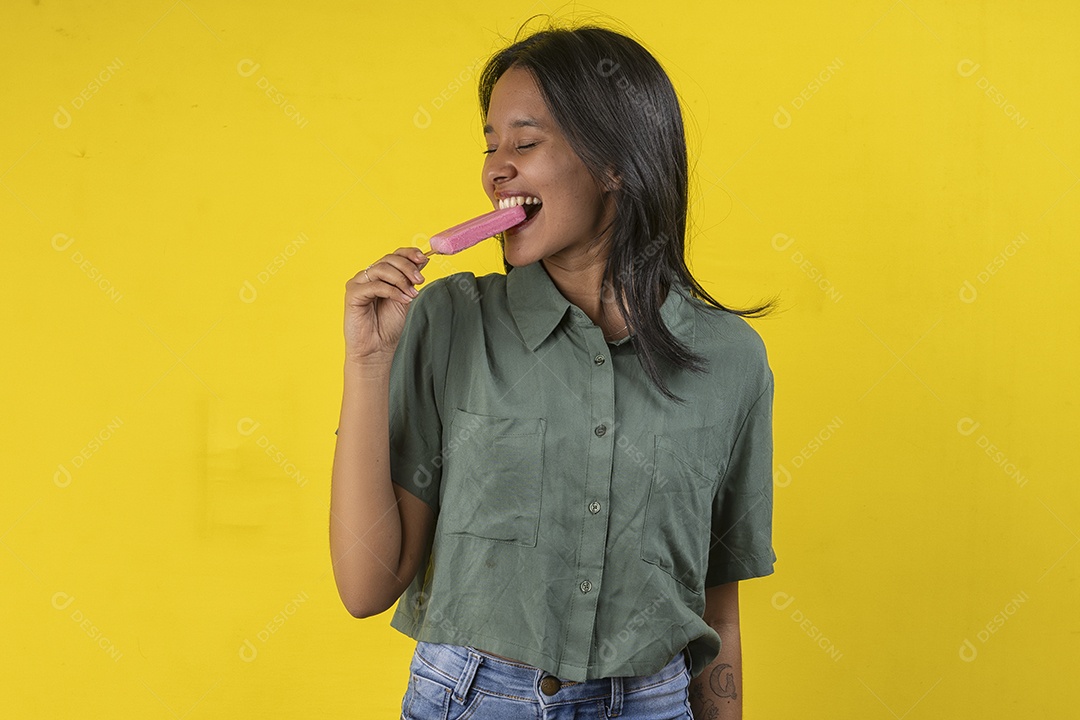 Uma jovem se deliciando com picolé