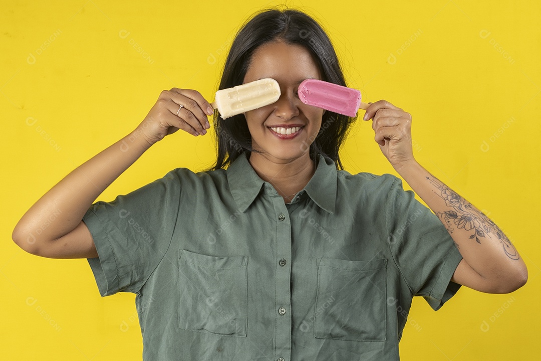 Jovem tampando os olhos com picolé