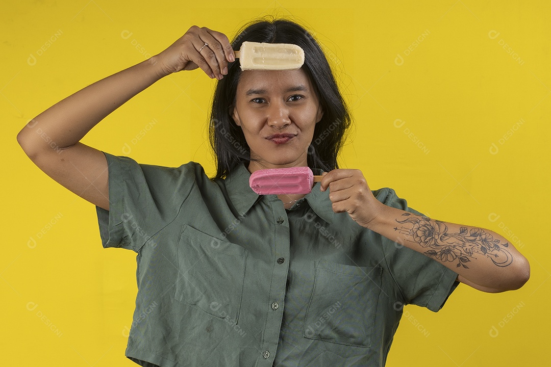 Jovem com picolés no rosto