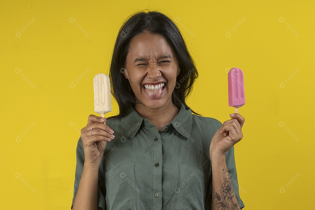 Jovem com careta e dois picolés na mão