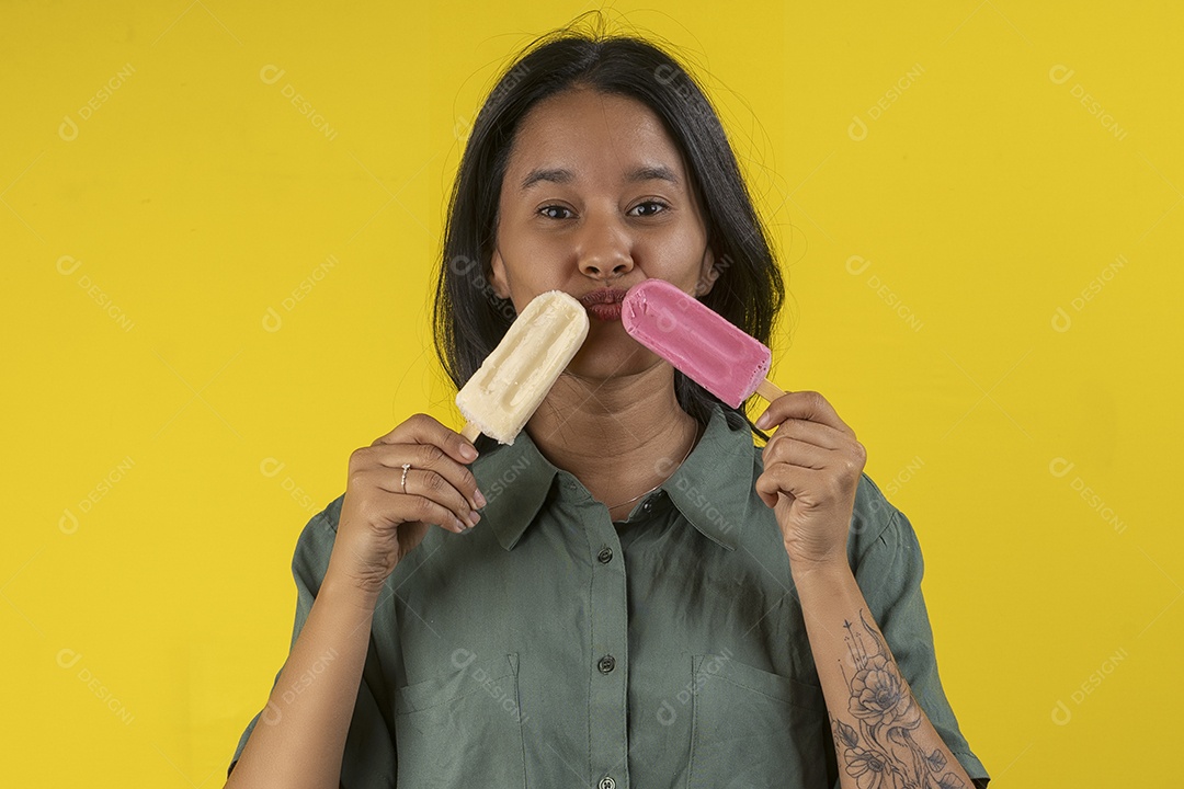 Jovem com dois picolés na mão