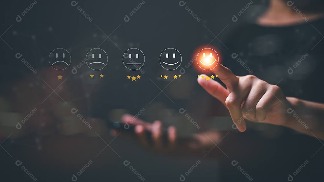 O empresário pressionou um emoticon de carinha sorridente na tela de toque virtual