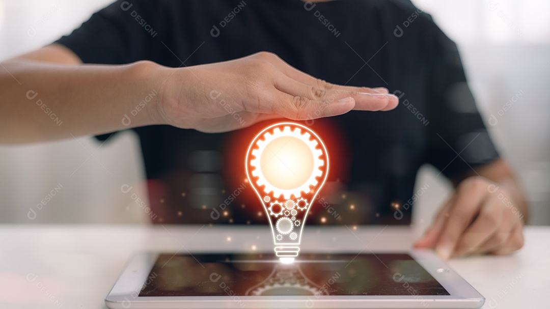 Mãos seguram lâmpada para Conceito novo