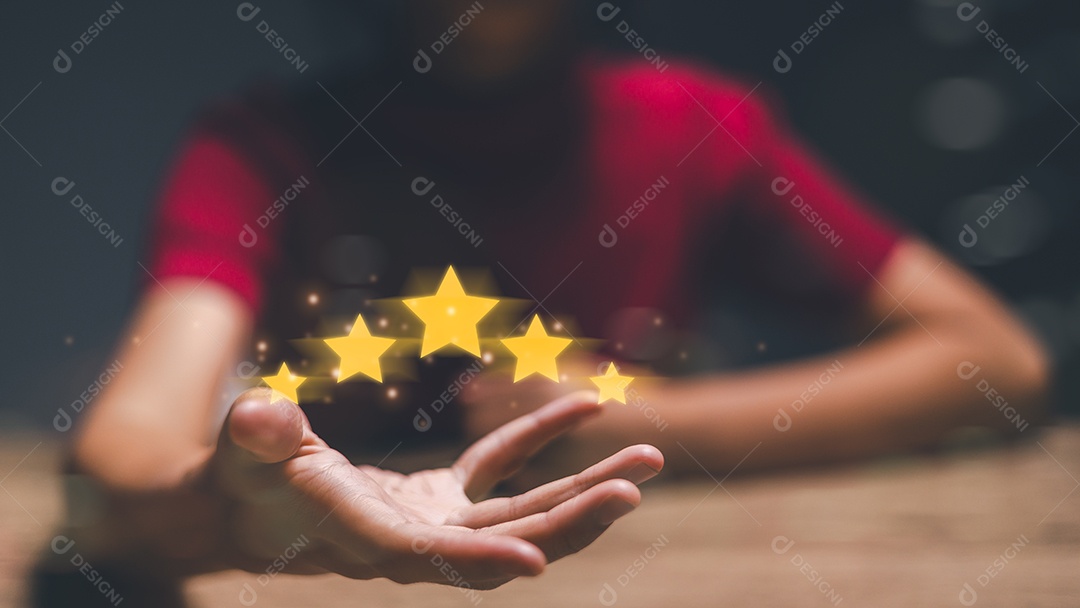 Cliente segurando as estrelas para completar cinco estrelas