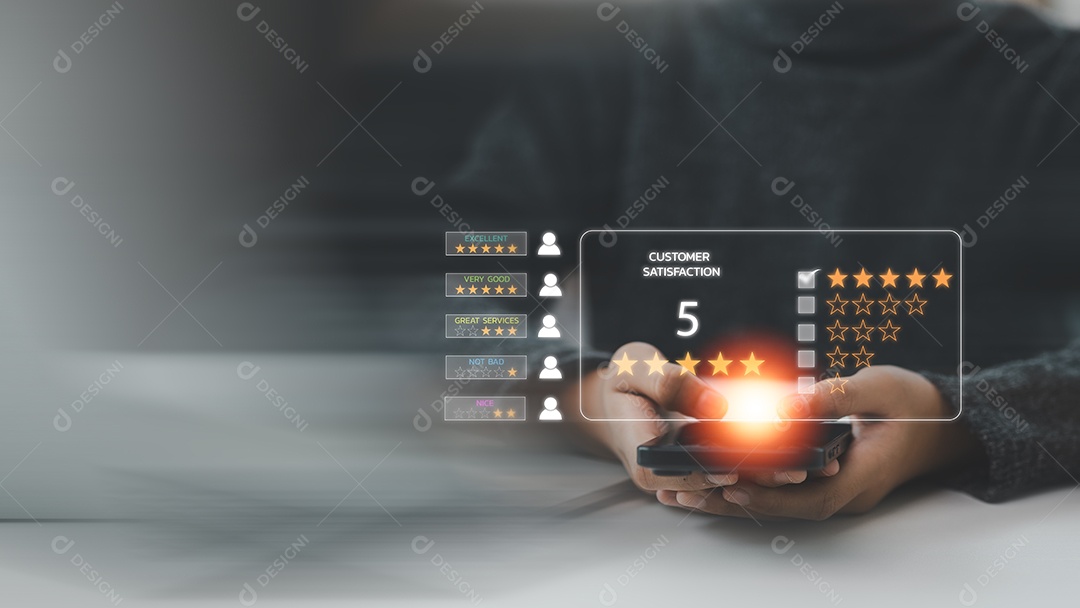 O usuário avalia a experiência do serviço no aplicativo online