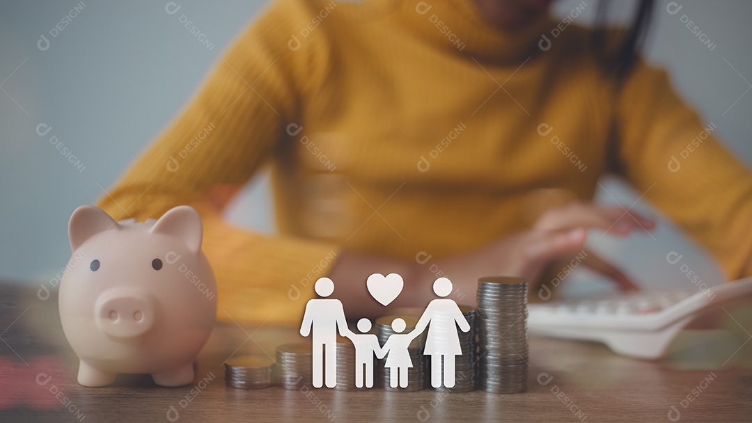 Mulheres calculam dinheiro e cofrinho e família de ícones na mesa