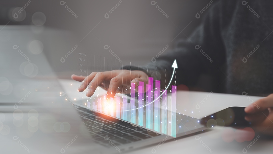 Mulher analisando dados financeiros do gráfico de negociação forex