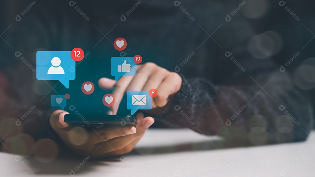 Mídias sociais e conceito online digital mulher usando um smartphone