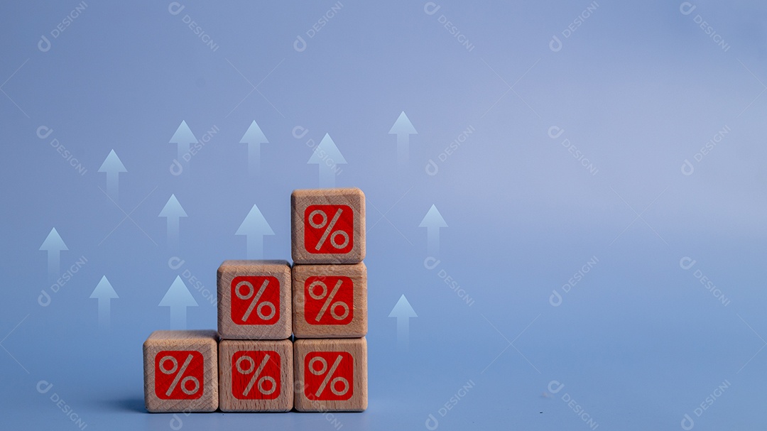 Blocos de madeira com símbolo de porcentagem de ícone e seta apontando para cima