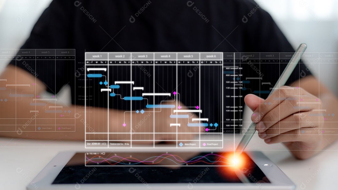 Analista trabalhando com sistemas de gerenciamento de dados