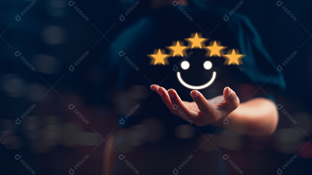 Homens de terno dando avaliação positiva para pesquisas de satisfação do cliente