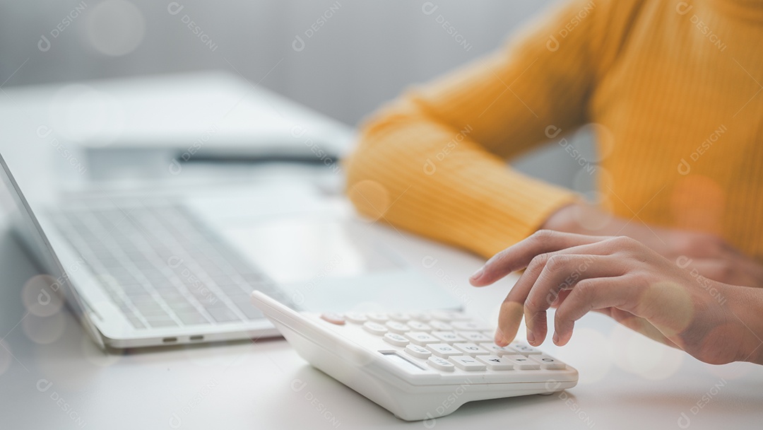 Mulher calculando despesas conta financeira familiar