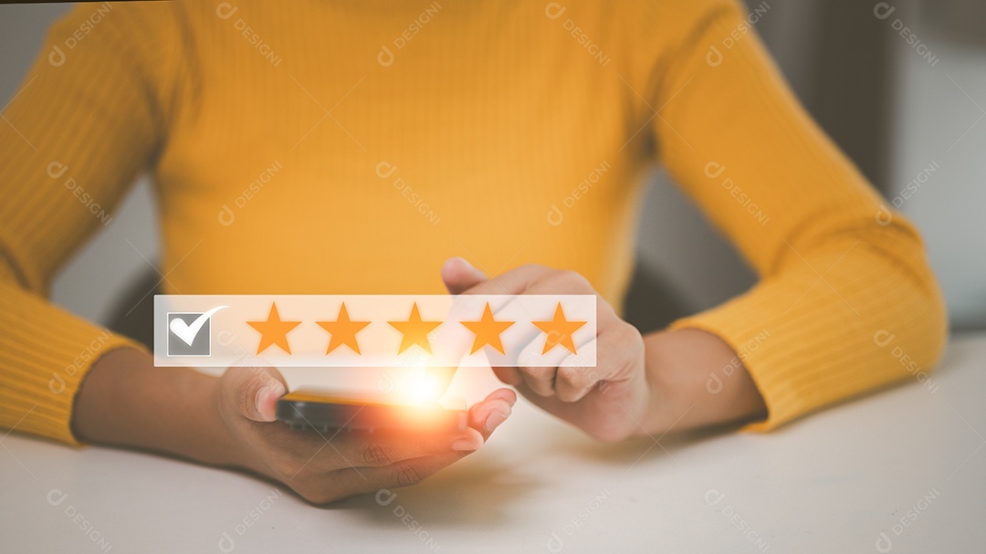 Mulher usando um telefone dando símbolo de cinco estrelas para aumentar a classificação
