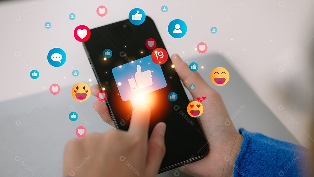 Homem usando telefone inteligente com mídias sociais