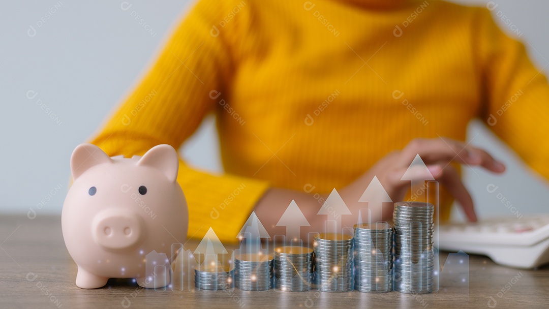 Mulher com cofrinho na mesa de madeira economizando dinheiro