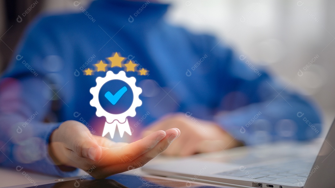 A mão mostra o sinal do serviço superior garantia de qualidade 5 estrelas