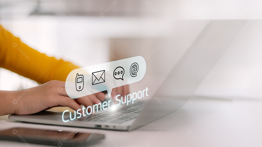 Mulheres de negócios usando laptops com email