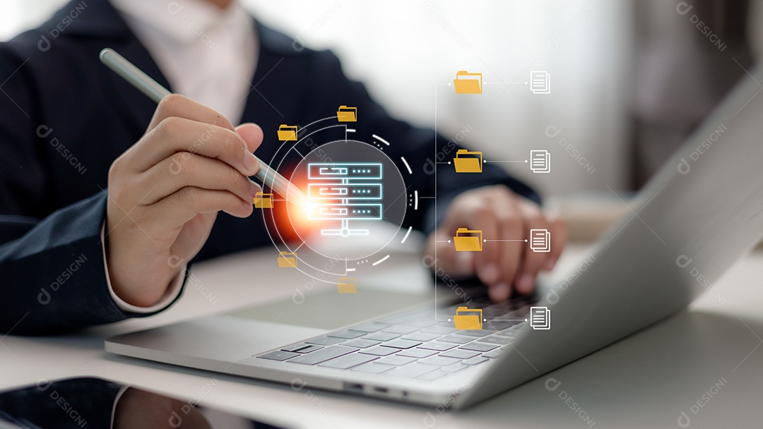 Equipe de TI trabalhando com Sistema de Gerenciamento de Documentos