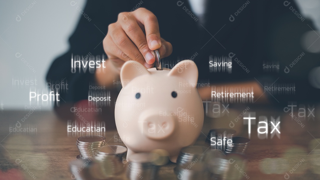 Homem colocando dinheiro no cofrinho na mesa de madeira