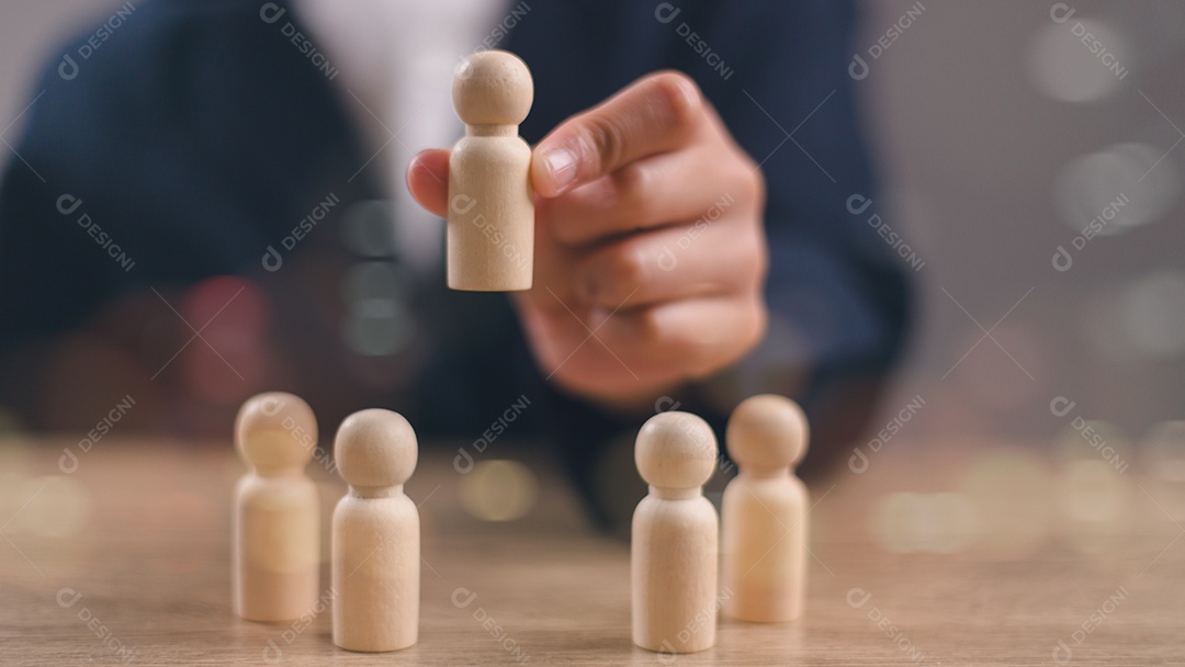 O gerente de RH ou o empregador escolhe o funcionário