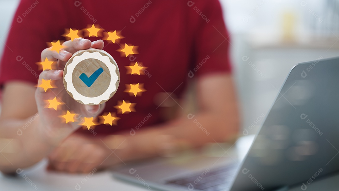 A mão mostra o sinal do serviço superior garantia de qualidade