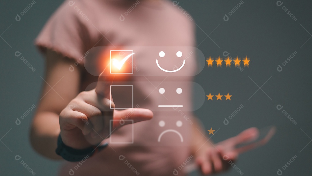 Conceito de atendimento ao cliente e satisfação empresários tocando a tela virtual