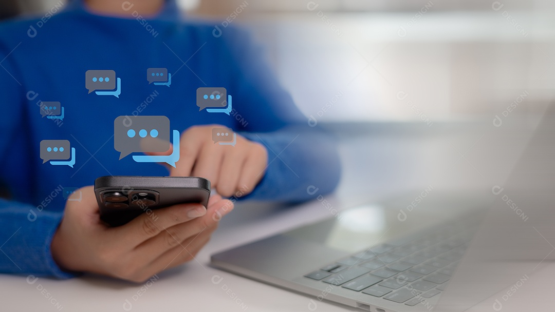 Mão usando smartphone digitando bate papo ao vivo e conceitos de redes sociais