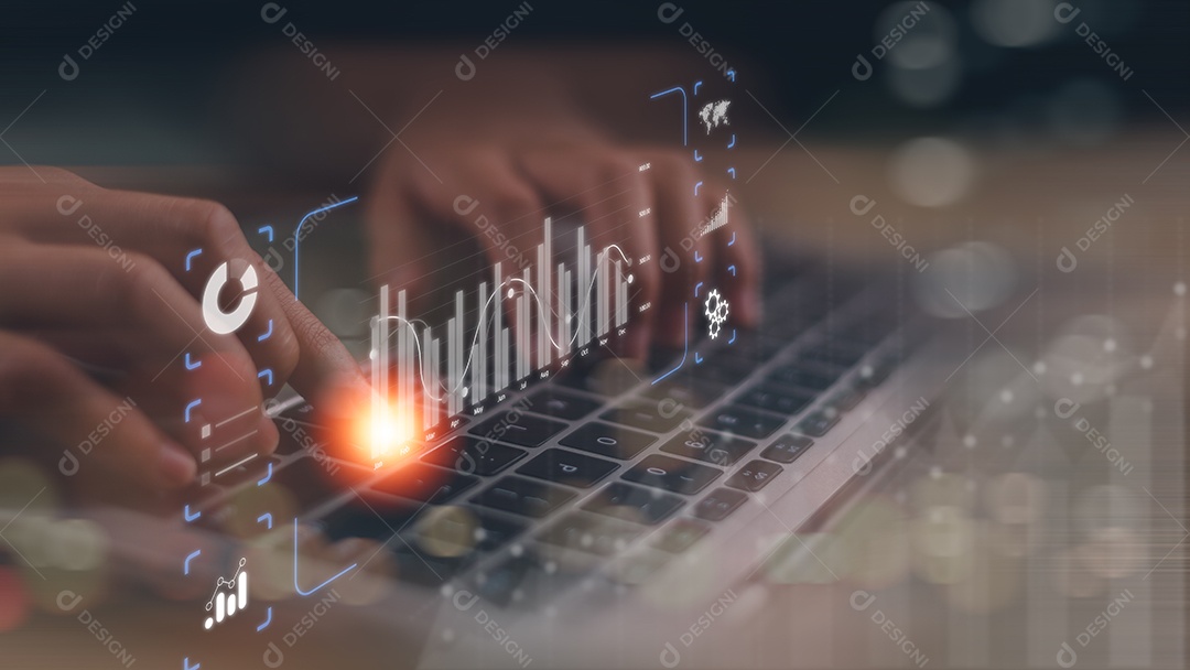 Analista trabalha com Business Analytics Sistema de Gerenciamento de Dados no computador