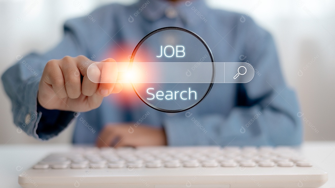 Homem navegando oportunidades de trabalho online usando o aplicativo de computador