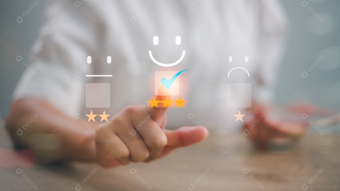 Conceito de atendimento ao cliente e satisfação empresários tocando a tela virtual