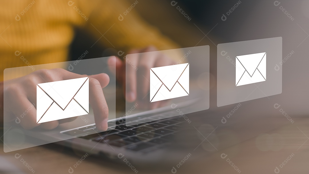 Mãos de mulher usando laptop digitando no teclado e navegando na internet