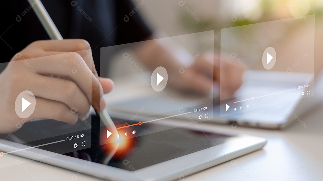 Mulheres procuram conteúdo de vídeo na internet para assistir streaming de entretenimento