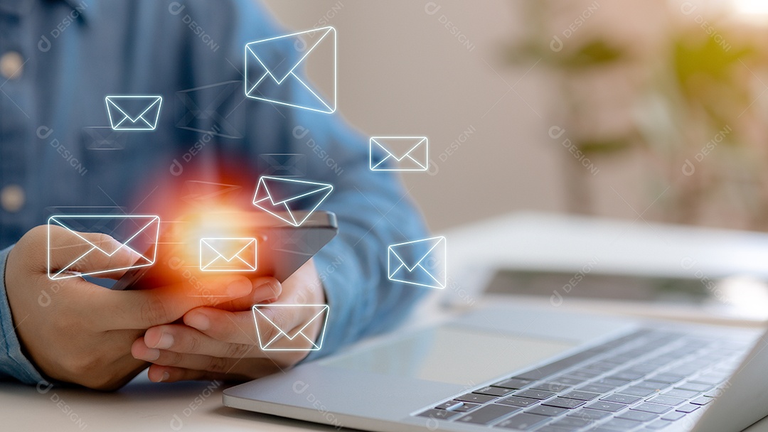 Um homem envia emails por tablet para clientes