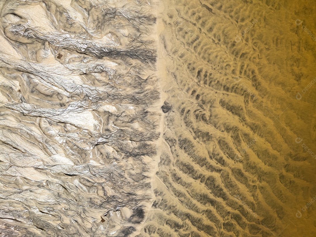 20240921_114910Textura de areia molhada com fundo natural de ondulações