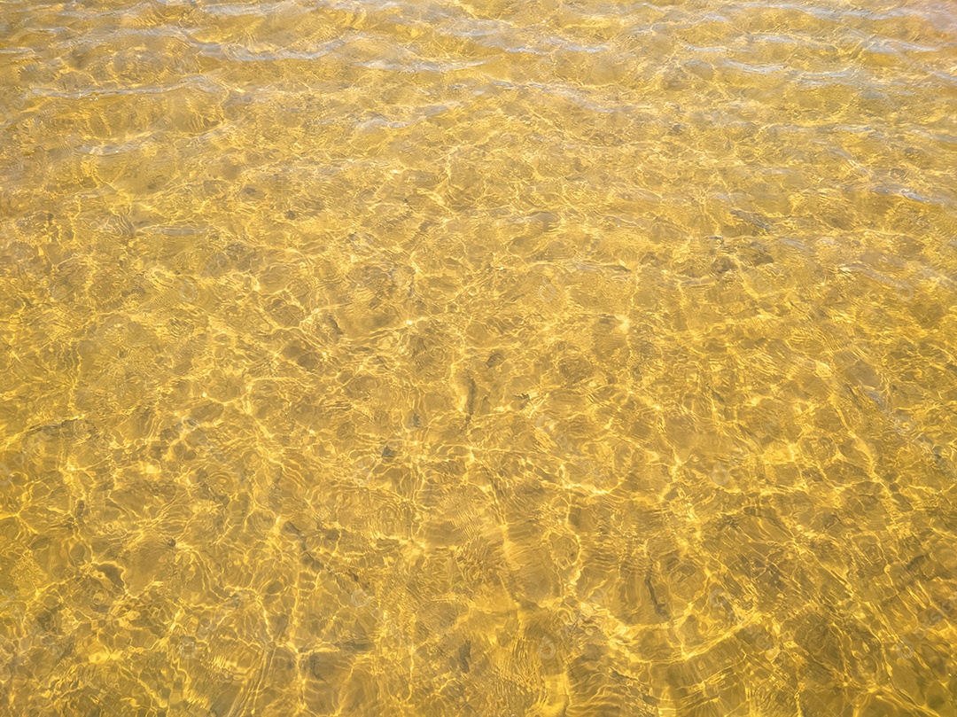 Fundo abstrato Superfície dourada da água do rio com reflexos do sol