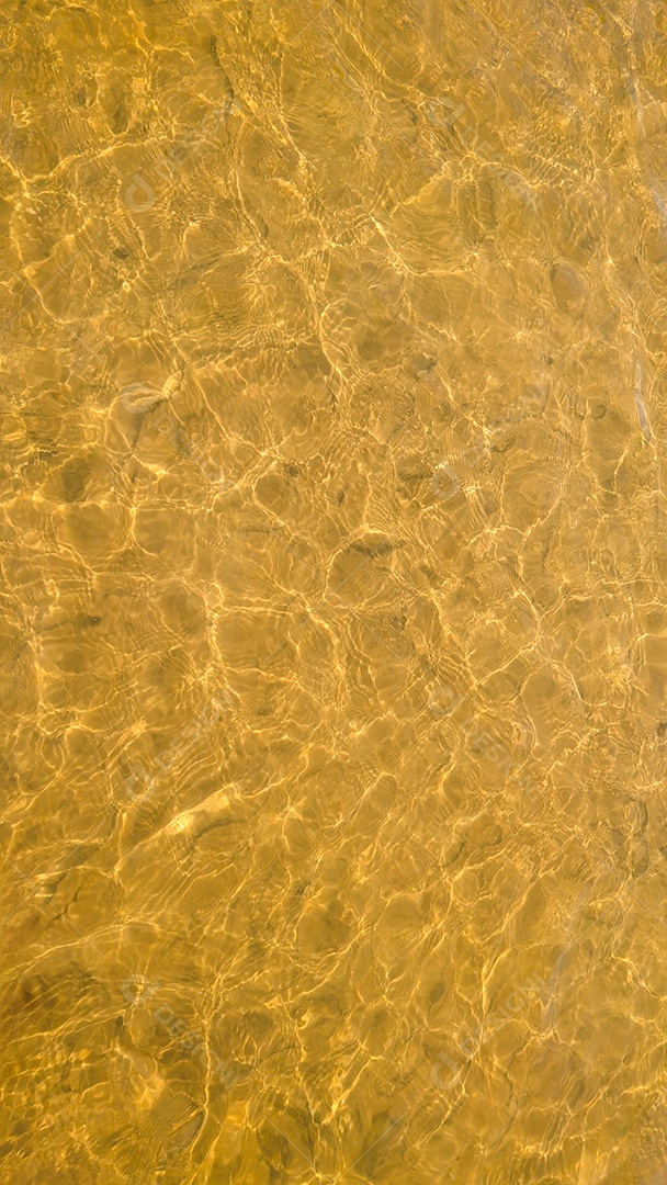 Fundo abstrato vertical superfície dourada da água do rio com reflexos do sol