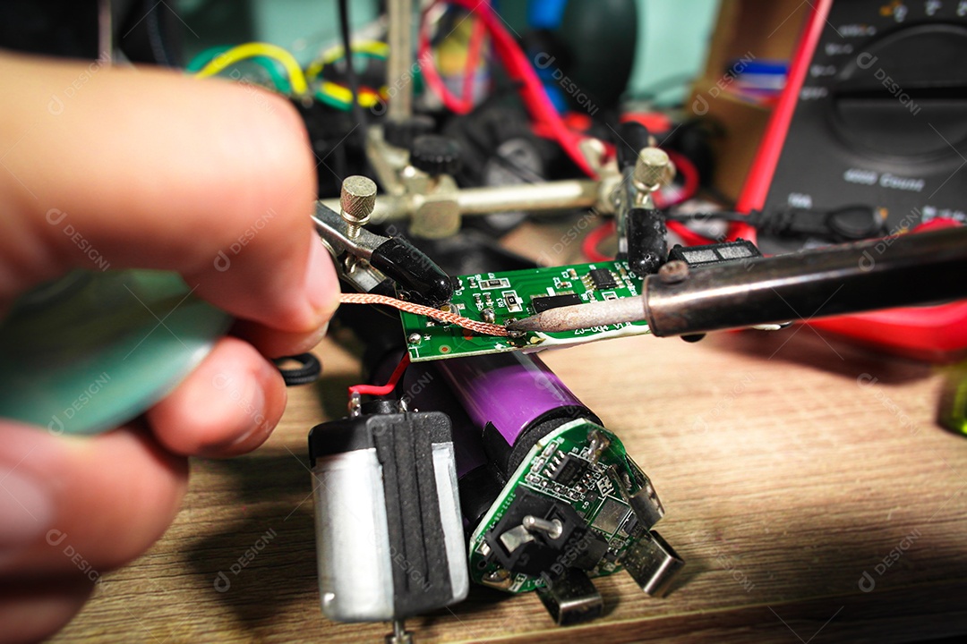 Extração de chumbo usando fio de dessoldagem para reparar uma placa de circuito eletrônico