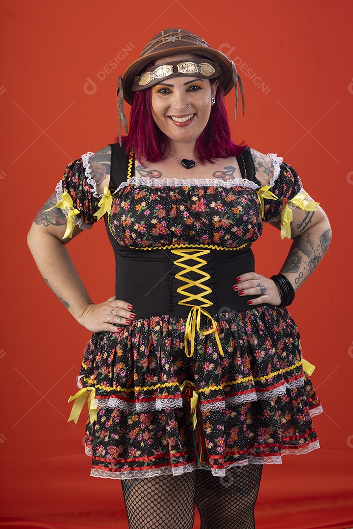 Jovem vestida a caráter para festa junina