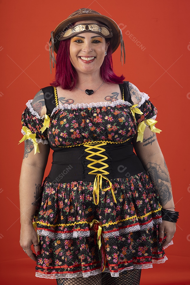 Jovem vestida a caráter para festa junina