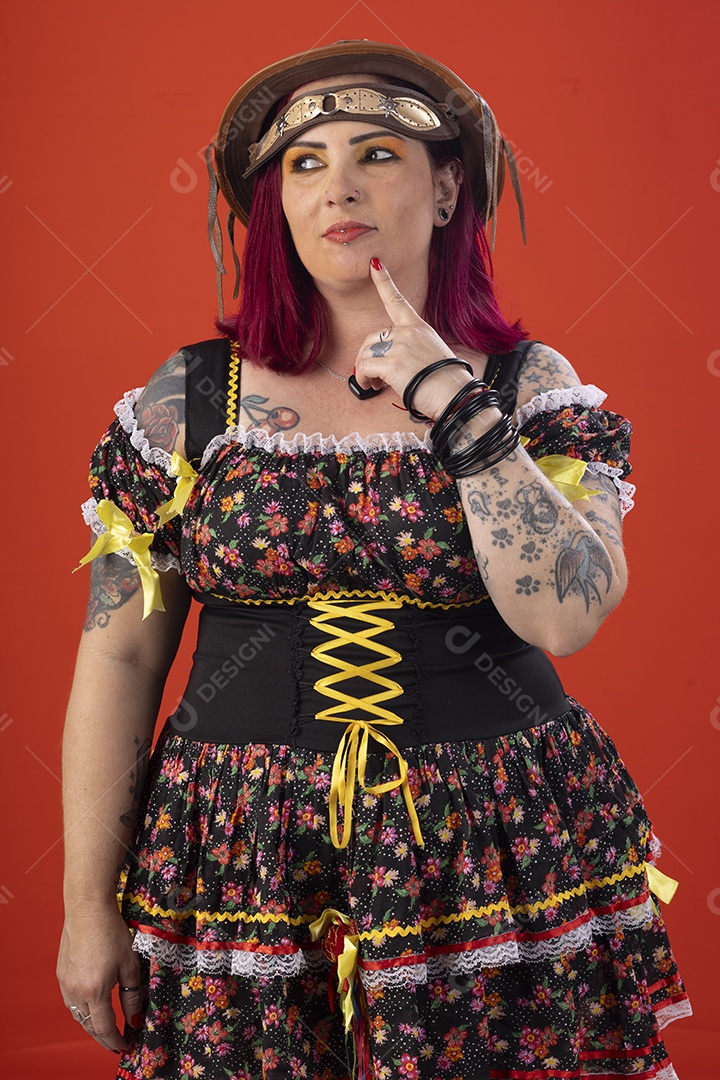 Uma jovem vestida a caráter para festa junina