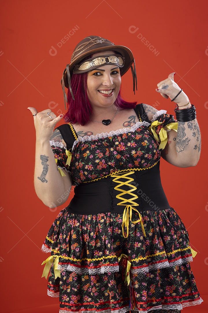 Trajes juninos em uma linda jovem fazendo caras e bocas para foto