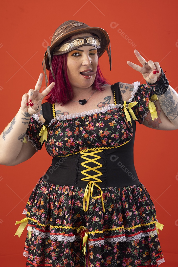 Trajes juninos em uma linda jovem fazendo caras e bocas para foto