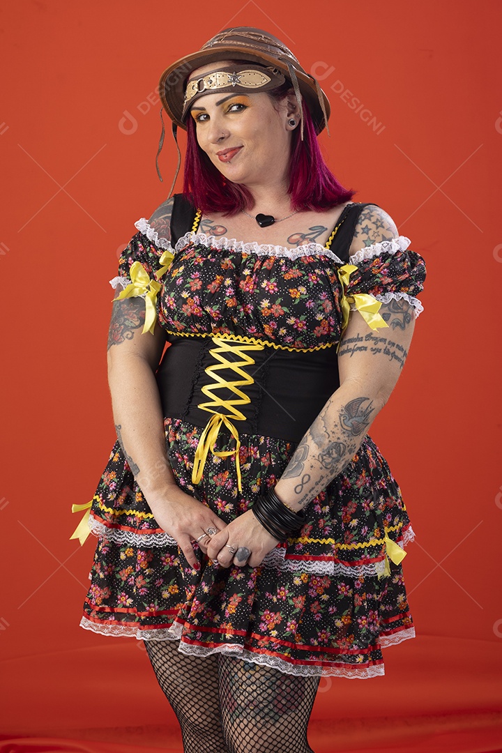 Jovem com trajes de quadrilha junina