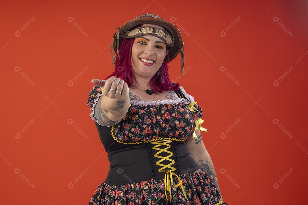 Mulher com trajes juninos com gesto de chamar