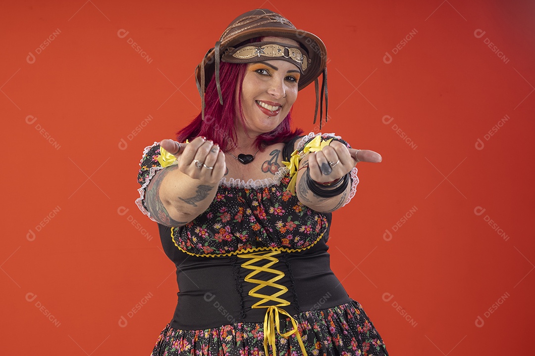 Mulher com trajes juninos com gesto de chamar