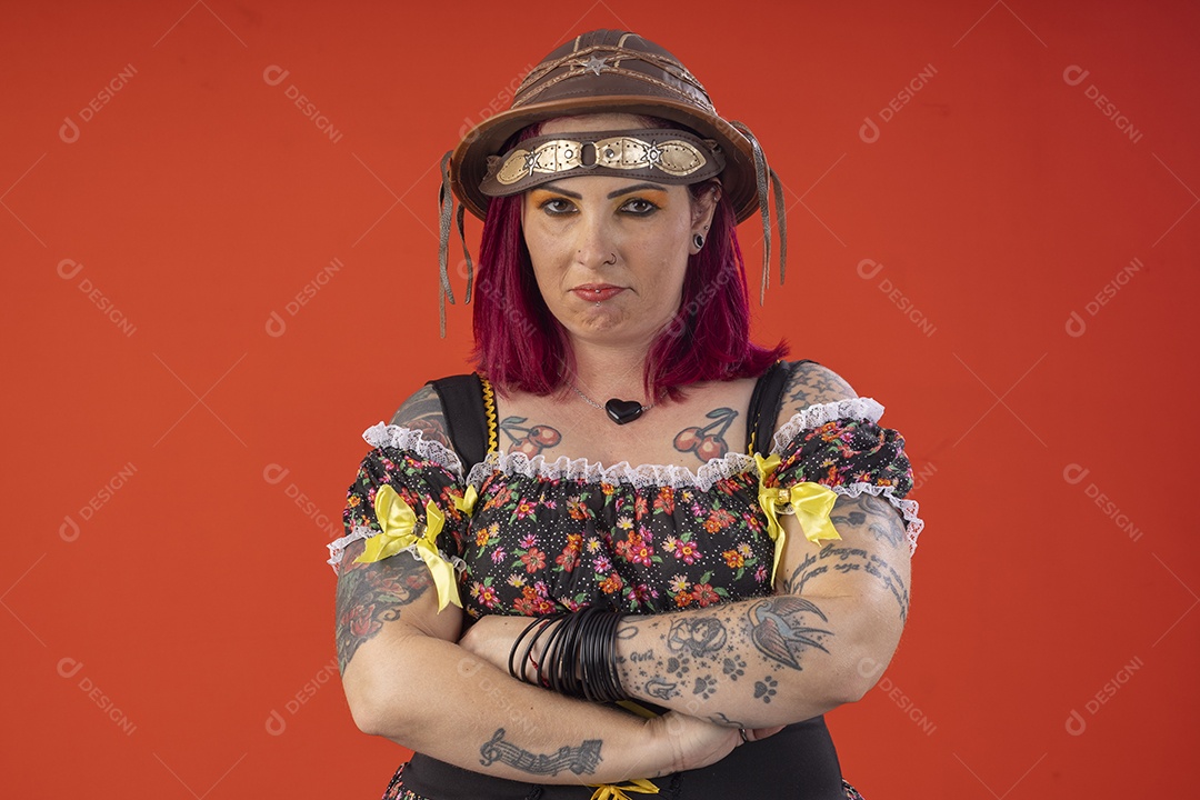 Mulher com trajes juninos com rosto fechado e braços cruzados